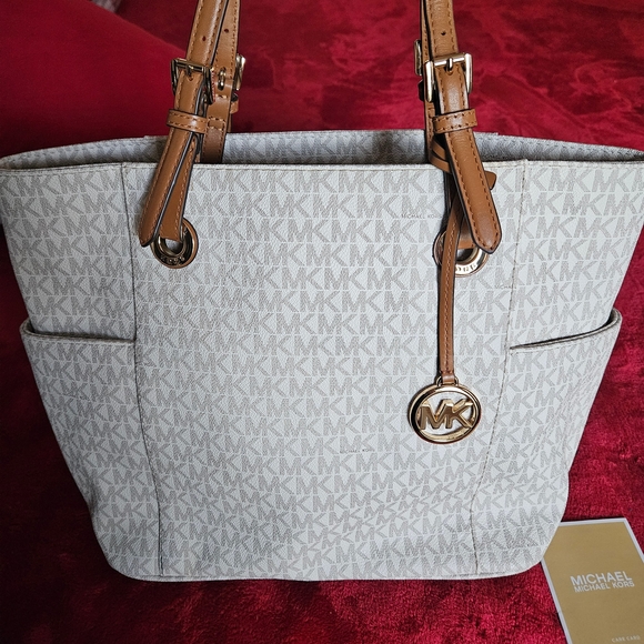 Michael Kors Handbags - Michael Kors Jet Set Signature Logo Tote Bag in Vanilla with Acorn Trim